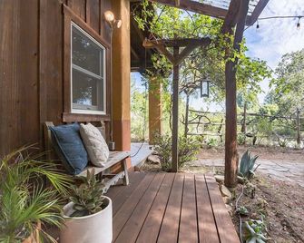 Monterey Bay Farm Retreat! Best access to Monterey & Santa Cruz attractions. - Watsonville - Innenhof