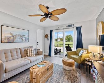 Beachside Condo Downtown with Lake Michigan Views - Sheboygan - Вітальня