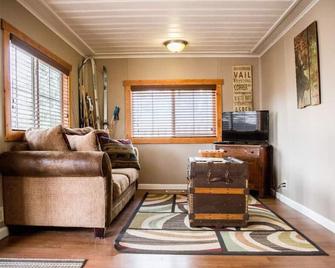 Prospect Cabin, Cozy 1-bedroom cabin with kitchen Dogs OK - Estes Park - Living room