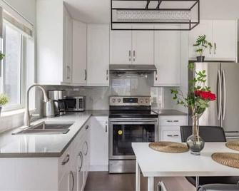 Burquitlam Executive 2 BR Suite with beautiful view - 高貴林 - 廚房