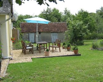 Rural Cottage With Views Over Fields, tranquil setting - Murs - Patio