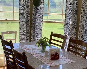 Charming large farmhouse, farm animals, 27 acre, close wineries, hiking, history - Afton - Ruokailuhuone