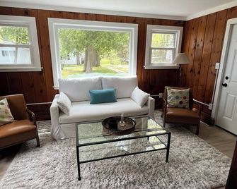 Charming Lake Huron cottage - Tawas City - Sala de estar