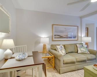 Vero Beach Studio w/ Shared Patio ~ 3 Mi to Beach! - Vero Beach - Sala de estar