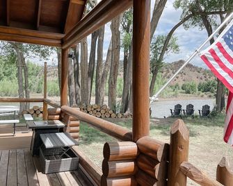 On the river! Private patio. 2 large yards. Dog friendly. Book now for summer! - South Fork - Innenhof