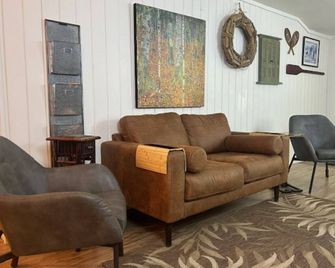 Walking distance to the Lake and Downtown! - Grand Lake - Living room