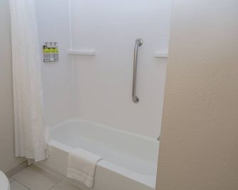 Holiday Inn Express Clayton (Se Raleigh) By IHG - Garner - Koupelna