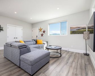 'Wine Down' and indulge in this incredible Okanagan experience! - West Kelowna - Living room