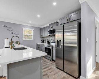 Charlotte Spacious 4br Home - Charlotte - Kitchen