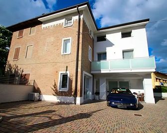 H5-5H Luxury Room - Maranello - Budova