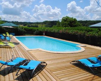 The Drouant, a 3 Bedroom gite set in acient barn with large shared swimming pool - Sainte-Livrade-sur-Lot - Piscine
