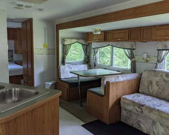 Modern, clean trailer, waterview at small campground (The Terry) - Cloyne - Sala de estar