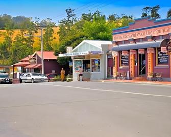 Bears Went Over The Mountain Hotel - Huonville