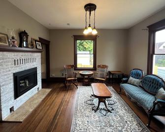 The Pearl Inn Bed and Breakfast - Ilwaco - Living room
