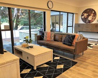 Luxury K-Lodge with Golf course view-Rotorua - Rotorua - Living room