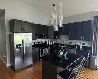 Penthouse Condo in Chicago featuring Zero Gravity Massage Chair - Chicago - Kitchen