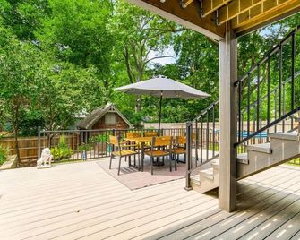 Luxury Tudor w/ 3 Kings, Playroom, Yard; 5min to Plaza - Fairway - ลาน