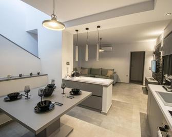 Theasea Luxury Suites - Kallikrateia Halkidiki - Nea Kallikratia - Kuchyň
