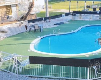 Americas Best Value Inn Beeville - Beeville - Zwembad