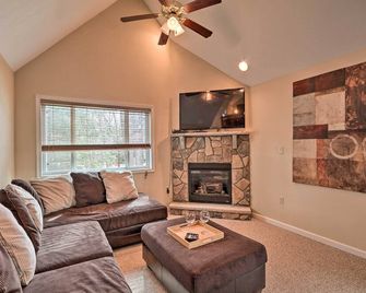 6 Mi to Skiing Family Poconos Home w Decks! - Albrightsville - Sala de estar