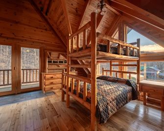 Rocky Mt Lodge - Hot tub, Firepit, Fishing, Floating, Large Mountian Getaway - Elkins - Спальня