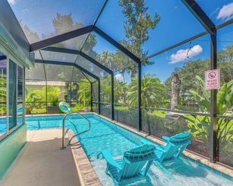 Canal-Front Outdoor Oasis Home in Crystal Water - Crystal River - Pool