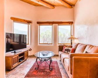 Arroyo Seco's Getaway - Arroyo Seco - Living room