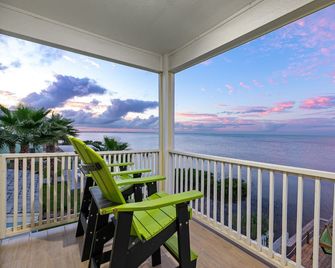 Bayfront Home with Shared Pool, Dock, Balcony, Playground and Washer/Dryer - Port Isabel - Balcon