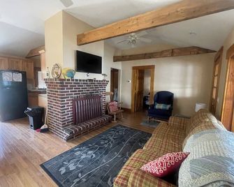 Lakefront Cottage with Private Dock - Plymouth - Living room