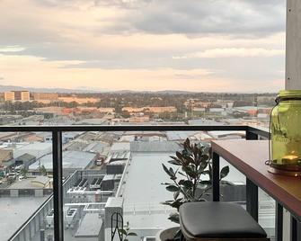 Exquisite 2BR apartment M-city with resort and mountains Views - Clayton - Balcony