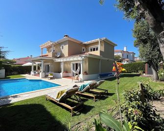 Silver Coast Magnolia Villa - Golf & Surf Escape in 5 Praia d'El Rey Resort - Amoreira - Pool