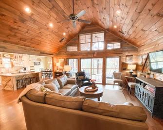 By the Lake Lodge 5 Bedroom/4 BathEnjoy fun on the lake. - Hartwell - Sala de estar