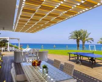 Beachfront Dream Villa - Paralímni - Patio