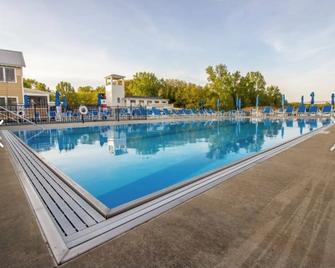 Sweet Inn Coach House near beautiful beach on Lake Michigan in Beachwalk - Michigan City - Pool