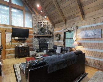 Blessed Nest 1 Bedroom Cabin by RedAwning - Townsend - Wohnzimmer
