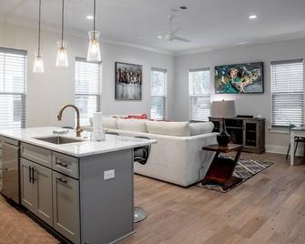 R3 at Inlet Beach with Pool Access and EV Connector - Walk to Beach - Rosemary Beach - Sala de estar