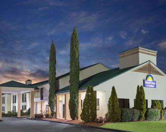 Days Inn & Suites by Wyndham Peachtree Corners/Norcross - נורקרוס - בניין