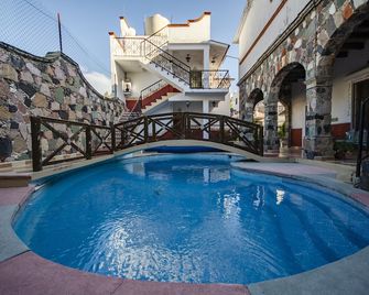Villa San Francisco Hotel - Taxco - Bazén
