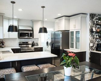 Entire Home. Three bedrooms, three bathrooms, Restaurants 2 mi. Designed Comfort - Ogden - Kitchen