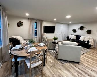 Upscale Luxury Apt, 2 minute walk to Glenn Park and Britesmith! - Williamsville - Dining room