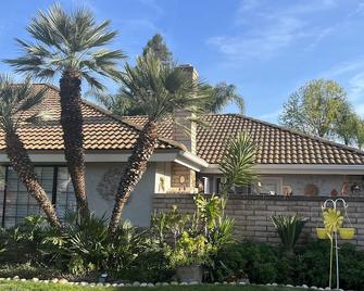 One Bdrm, private bathroom, kitchenette, laundry facilities & gated patio. - Visalia - Building