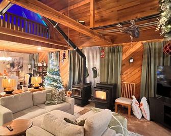 Ski Cabin w/ Hot Tub, Fireplaces – 5 Mins to Slopes, Pet-Friendly, Sleeps 12 - Skykomish - Living room