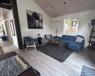 Charming Muskoka Wilderness Cottage - Windermere - Sala de estar