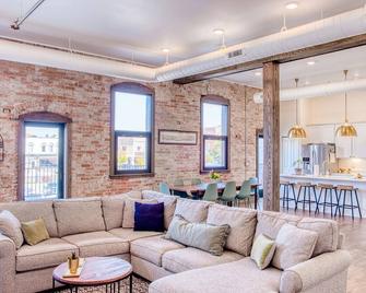 Luxurious Downtown Owosso Loft - Owosso