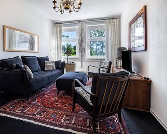 Holiday Apartment 'Landhaus Heiddorf' with 2 Comfortable Bedrooms, Terrace with BBQ & Sun Loungers - Hagenow - Huiskamer