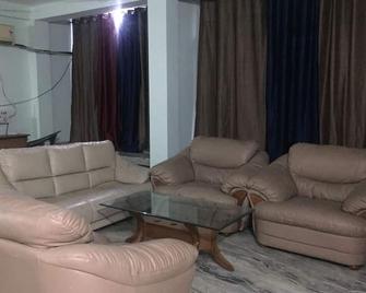 K-Farms Homestay, Swargashram - Rishikesh - Rishikesh - Sala de estar