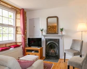 Thrower's Cottage, Pet Friendly, With Open Fire In Blockley - Moreton-in-Marsh - Living room