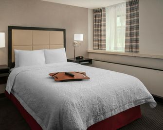 Hampton Inn & Suites Milwaukee-Downtown - Milwaukee - Bedroom