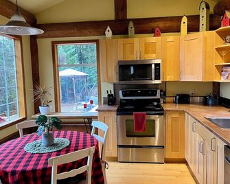 A cozy, romantic lake view log cabin with hot tub & wood burning fireplace. - Blind Bay - Kitchen