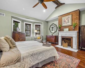 Fantastic Family Home in Central Mount Washington - Pittsburgh - Bedroom